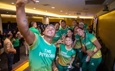 Adriana-Samuel-com-Time-Petrobras-1-aspect-ratio-512-320