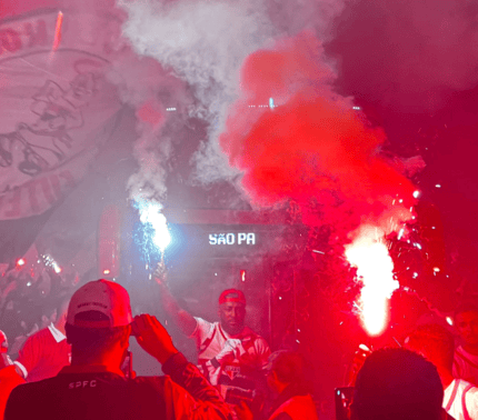 Torcida faz festa de recepção para antes de jogo na Copa Libertadores (Foto: Divulgação/ São Paulo FC)