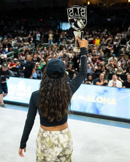 Rayssa Leal comemora o título do SLS Miami 2025 com a torcida (Créditos: Reprodução/SLS)