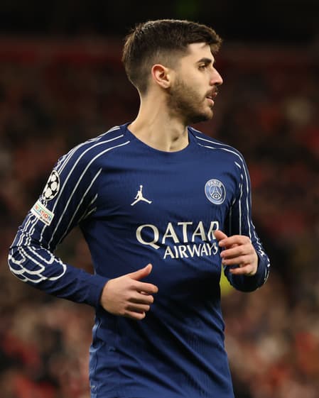 Beraldo em ação pelo PSG contra o Liverpool, nas oitavas de final da Champions League