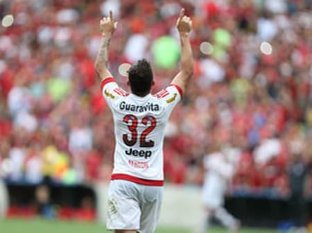 Ayrton comemora seu belo gol de falta (Foto: Cleber Mendes/Lancepress!)