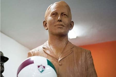 Busto de Oscar Cox perto de ser finalizado (Foto: Bruno Haddad/FFC)