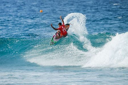 Brasileiro Filipe Toledo compete em bateria em Gold Coast pelo Circuito Mundial de surfe (Foto: WSL / Kelly Cestari)