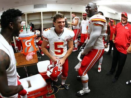 Cairo Santos (centro) ri com companheiros do Kansas City Chiefs no vestiário (Foto: Divulgação)