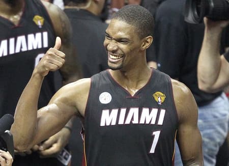 Chris Bosh nota (Foto: Issac Baldizon/AFP)