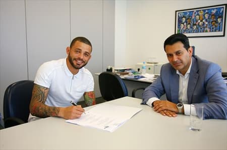 Ao lado de Rui Costa, Edinho assina renovação de contrato com o Grêmio (Foto: Lucas Uebel/Grêmio)
