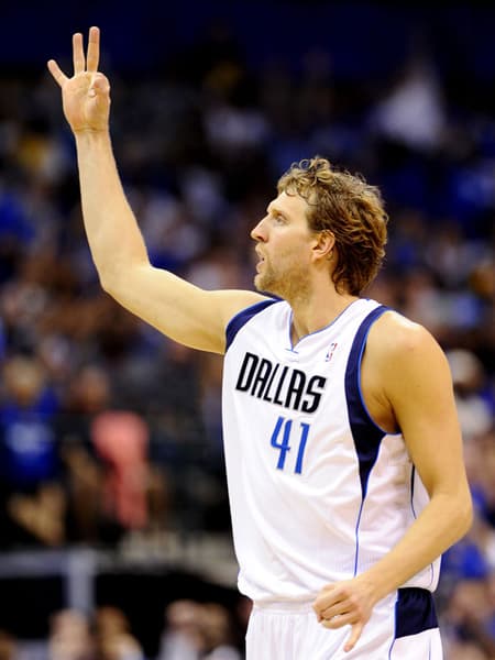 Dirk Nowitzki contribuiu com 32 pontos na vitória do Dallas Mavericks (Foto: Larry W. Smith/EFE)
