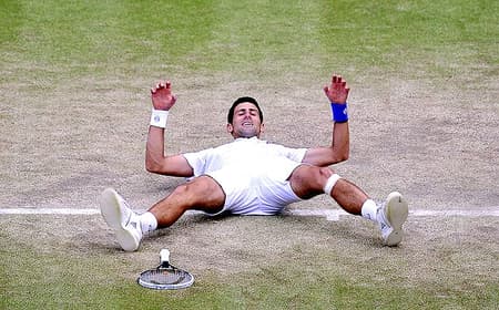 Djokovic comemora a vitória sobre Tsonga na semifinal em Wimbledon (Foto: Carl de Souza/EFE)