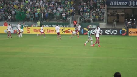 Gabriel Jesus dá lindo chapéu em Gum