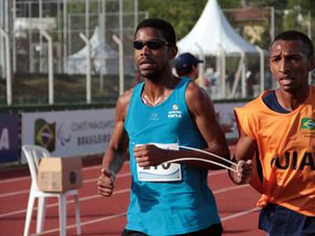 Odair Santos (de azul) corre para bater o recorde nos 800m rasos (Crédito: Beto Monteiro/Exemplus/CPB)