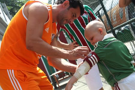 Pedro, de seis anos, é recebido por Fred nas Laranjeiras (Foto: Nelson Perez/Fluminense F.C)