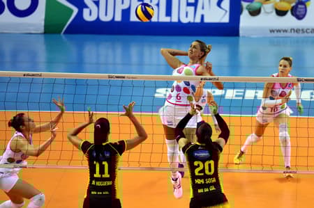 Dani Lins aciona Thaisa, pela equipe de Osasco (Foto: Divulgação/João Pires/Fotojump )