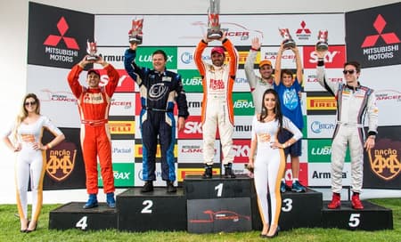 Campeões comemoram no pódio (Foto: Cadu Rolim / Mitsubishi)