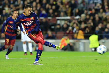 Neymar desperdiça cobrança de pênalti contra a Roma (Foto: Pau Barrena / AFP)