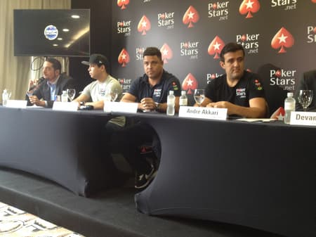Ronaldo participa da abertura do BSOP Millions, ao lado de Mojave e Akkari (Foto: Eduardo Lucizano)