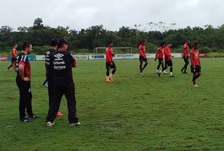 PC Gusmão comanda treino (Foto: Divulgação)