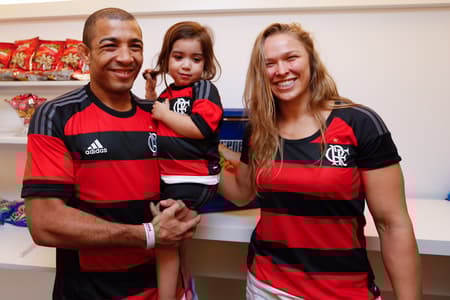José Aldo ao lado de Ronda Rousey