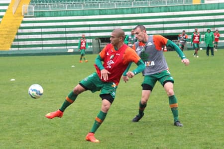 Caramelo deve ter uma chance entre os titulares diante do Galo (Foto: Site oficial Chapecoense)