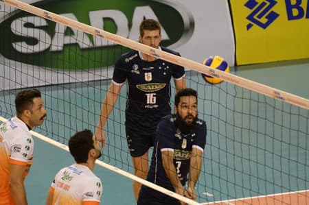 William Arjona, levantador do Sada Cruzeiro em jogo pela Superliga Masculina de vôlei (Foto:Tião Martins/PMSJC)