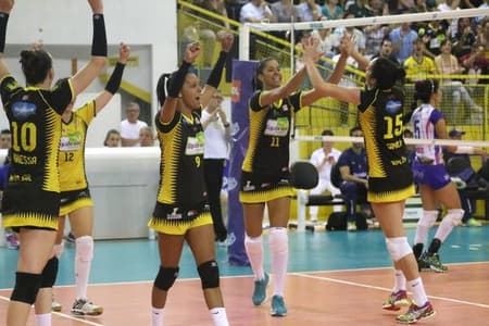 Equipe do Rio do Sul/Equibrasil durante partida da Superliga Feminina de vôlei (Clóvis Eduardo Cuco/Rio do Sul)