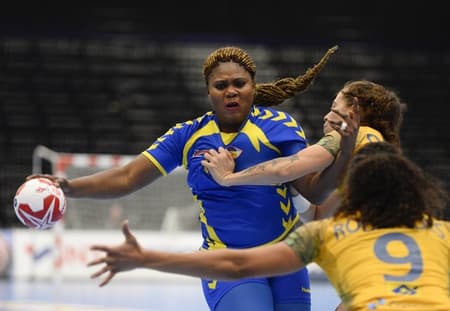 Jogadoras da defesa do Brasil marcam Jumelle Okoko, de Congo (Foto: Jonathan Nackstrand/AFP)