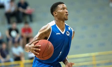 O americano Holloway foi destaque na vitória do Pinheiros sobre o Flamengo no Rio (Foto: Newton Nogueira/Divulgação)