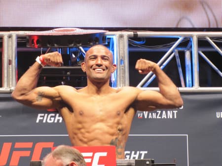 Serginho Moraes venceu Omari Akhmedov com um nocaute no terceiro round (FOTO: Getty Images)