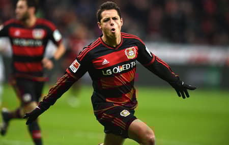 Chicharito marcou três gols sobre o Gladbach (Foto: Patrick Stollarz / AFP)
