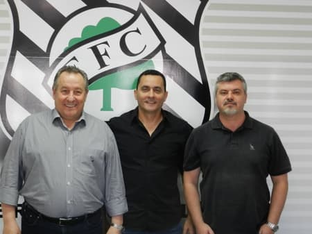 Hudson Coutinha assinou nesta segunda (14) contrato de um ano com Figueirense (Foto: Guilherme Brazzale/Divulgação)