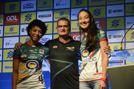 Técnico Chico do Santos ao lado de Natiele e Ana Tiemi