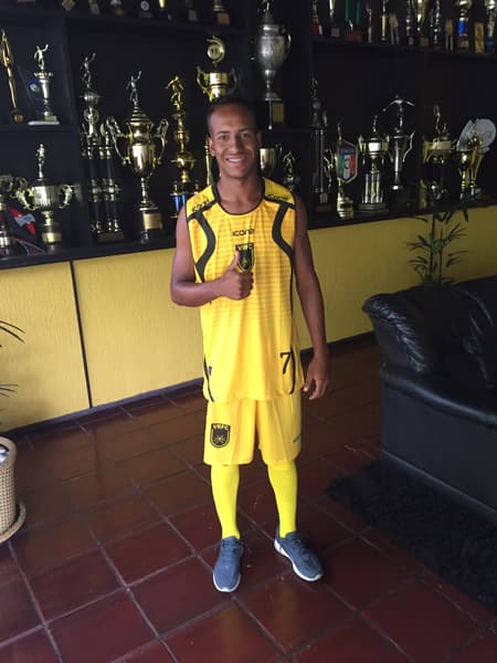 Mauro Gabriel posa com a camisa do Voltaço (foto:Divulgação)