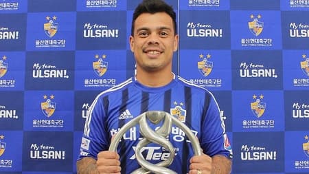 Bernardo posa com a camisa do Ulsan Hyundai (Foto: Divulgação)