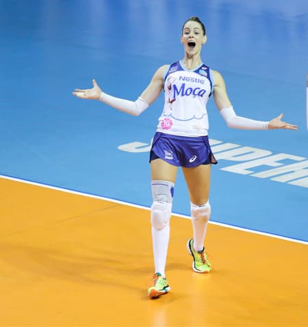 Ponteira Suelle, comemora 1500 pontos alcançados na Superliga com o Vôlei Nestlé  (Foto: Divulgação)