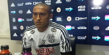 Nino Paraíba durante apresentação oficial na Ponte Preta (Foto: PontePress/RodrigoCeregatti)