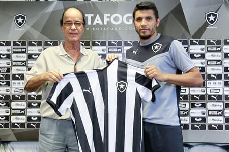 Botafogo apresenta meia argentino