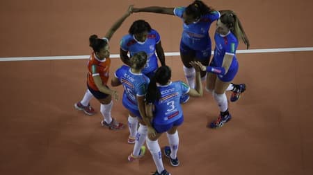 Equipe do Minas Tênis Clube durante partida pela Superliga Feminina de vôlei  (Foto: Divulgação)