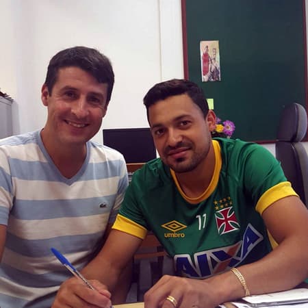 Éder Luis renovou contrato com o Vasco