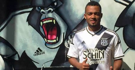 João Vítor é apresentado pela Ponte Preta (Foto: PontePress/RodrigoCeregatti)