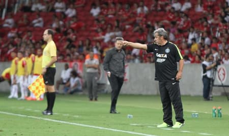 Gilson Kleina passa instruções durante jogo contra o Inter na abertura da Copa Sul-Minas-Rio (Foto: Divulgação/ Site Oficial Coritiba)