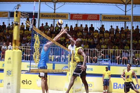 André Stein disputa bola na rede contra Thiago na final  (Paulo Frank/CBV)