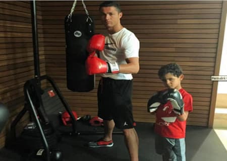Cristiano Ronaldo treina boxe com o filho
