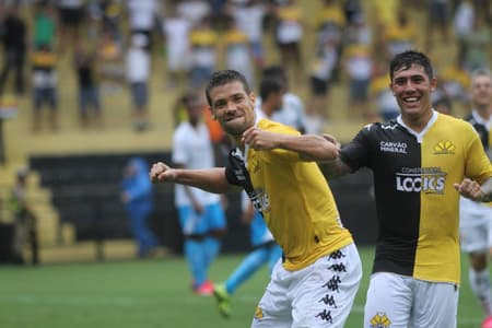 Diego Giaretta comemora gol marcado pelo Criciúma (Foto: Fernando Ribeiro/ Site Oficial do Criciúma)
