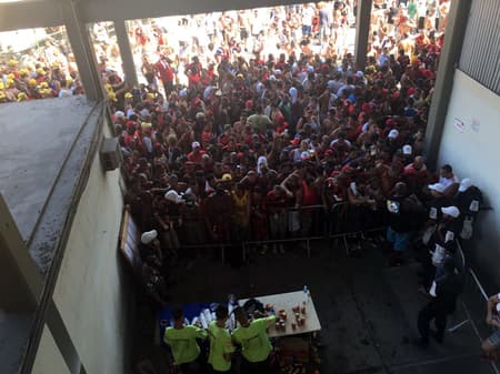 Torcida do Flamengo aglomerada tentando comprar bebida em São Januário