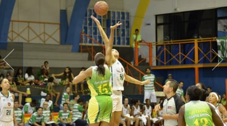 Jogadores do América e do Santo André disputam jogada na partida deste domingo (Foto: Robson Neves/Divulgação)
