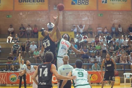 Equipes disputam pela posse de bola em lance inicial (Foto: Divulgação /  Brito júnior)