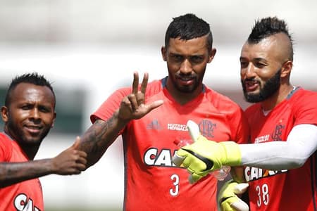 Cesar Martins, ao centro, em treino do Fla
