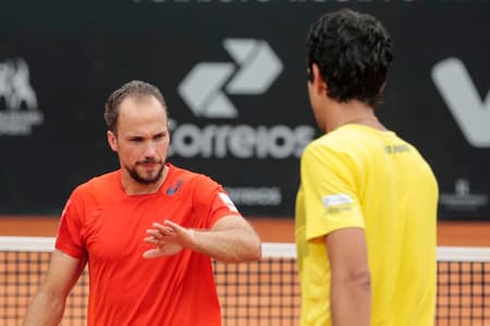 Soares (de laranja) tenta manter o bom retrospecto no Brasil, agora com Marcelo Melo (Foto: Leandro Martins/Divulgação)