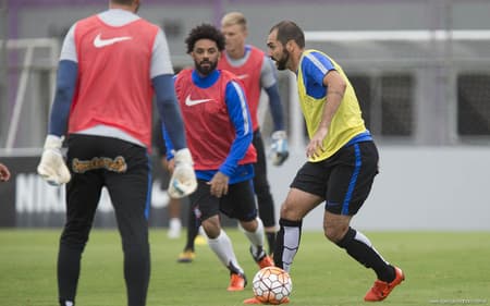 Danilo e Cristian em disputa de bola durante treino do Corinthians (Foto: Daniel Augusto Jr)