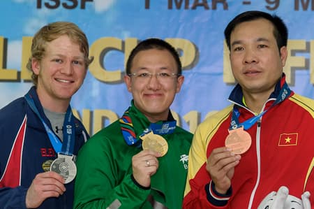 Felipe Wu (centro) conquistou a medalha de ouro na etapa de Bangkok da Copa do Mundo de tiro esportivo (Foto: Divulgação)