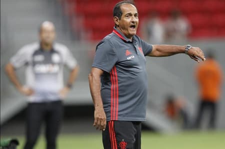 Muricy Ramalho orienta os jogadores no Mané Garrincha (Foto: Gilvan de Souza / Flamengo)